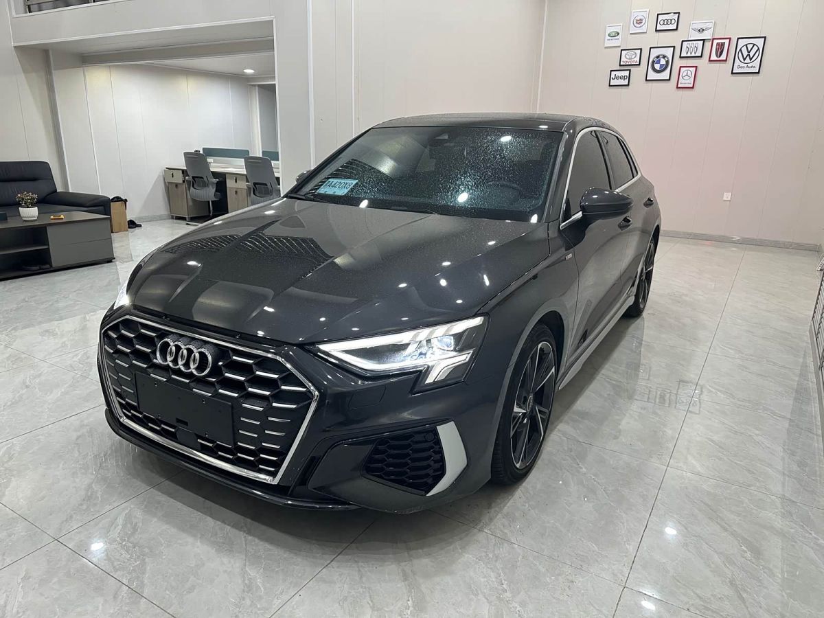 Audi A3, 2022 г., серебристый / серый, 26 000 км Audi A3, 2022 г., серебристый / серый, 26 000 км