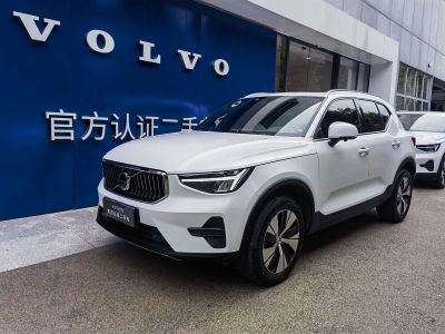 Volvo 沃尔沃XC40, 2022 г., синий, 71 100 км Volvo 沃尔沃XC40, 2023 г., белый, 41 000 км