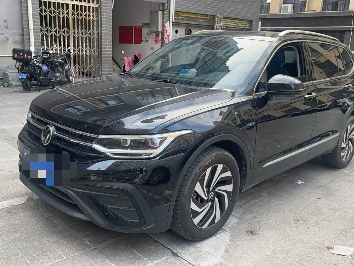 Volkswagen Tiguan L, 2025 г., чёрный, 20 000 км Volkswagen Tiguan L 2024 300TSI автомат одна ведущая ось комплектация «Умный комфорт»