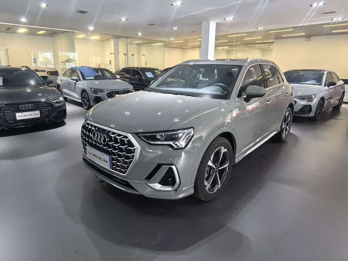 Audi 奥迪Q3, 2025 г., серебристый / серый, 1 990 км