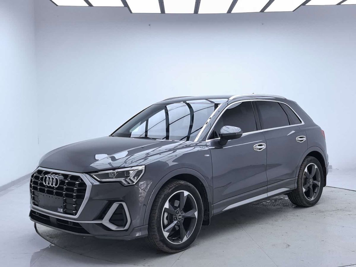 Audi 奥迪Q3, 2023 г., серебристый / серый, 18 000 км