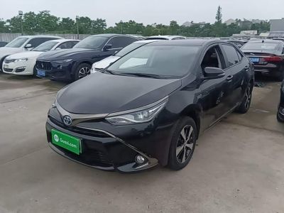 Toyota Corolla, 2024 г., белый, 80 000 км Toyota 雷凌双擎E+, 2022 г., чёрный, 10 300 км