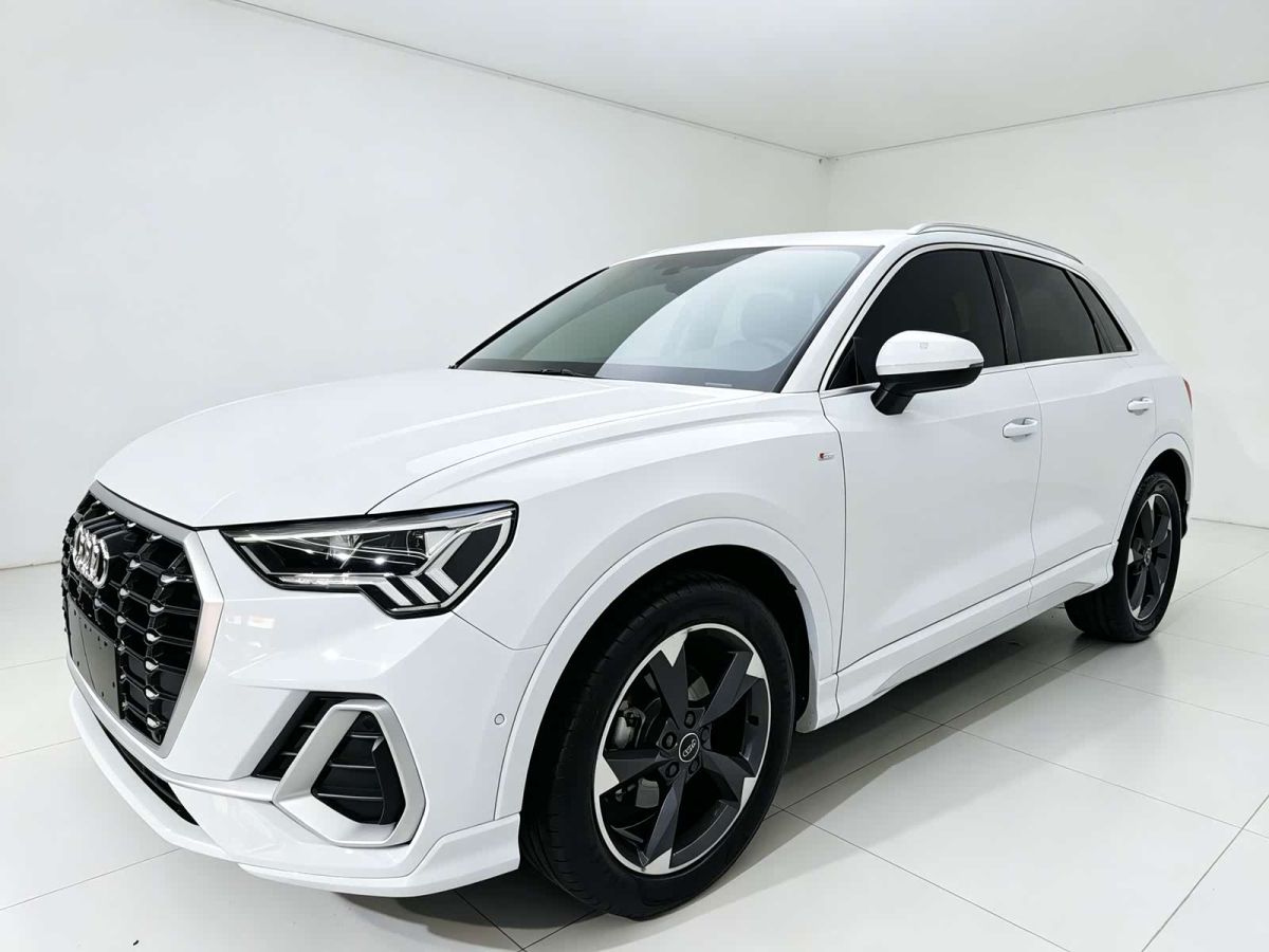 Audi Q3, 2023 г., белый, 42 000 км Audi 奥迪Q3, 2023 г., белый, 42 000 км