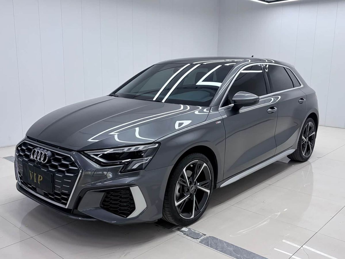 Audi A3, 2023 г., серебристый / серый, 21 000 км Audi A3, 2023 г., серебристый / серый, 21 000 км