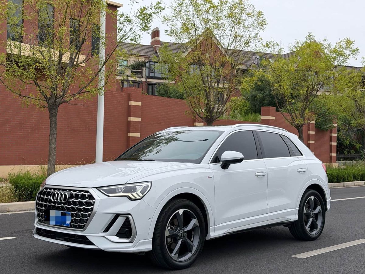 Audi Q3, 2024 г., белый, 38 000 км Audi 奥迪Q3, 2024 г., белый, 38 000 км