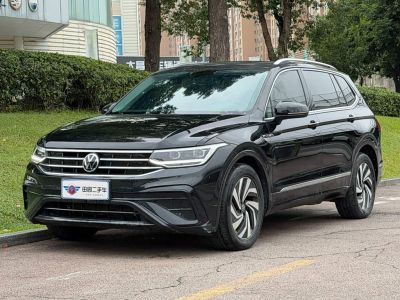 Volkswagen Tiguan L, 2024 г., чёрный, 30 000 км Volkswagen Tiguan L 2023 300TSI автомат одна ведущая ось комплектация «Умный комфорт»