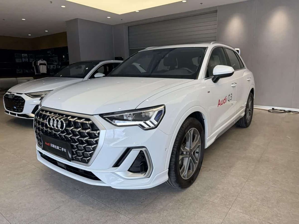 Audi Q3, 2024 г., белый, 2 700 км Audi 奥迪Q3, 2024 г., белый, 2 700 км