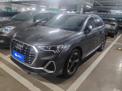 Audi Q3, 2022 г., серебристый / серый, 43 600 км Audi 奥迪Q3, 2022 г., серебристый / серый, 52 600 км