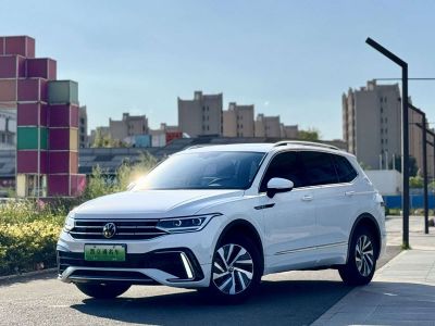Volkswagen Tiguan L PHEV, 2022 г., белый, 44 800 км Volkswagen Tiguan L подключаемый гибрид 2022 430PHEV подключаемый гибрид Премиум