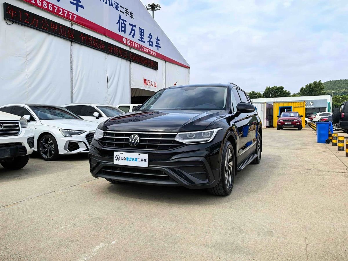 Volkswagen Tiguan L, 2025 г., чёрный, 24 000 км Volkswagen Tiguan L 2025 исполнение «Чучжун» 300TSI автомат одна ведущая ось комплектация «Лунтэн»