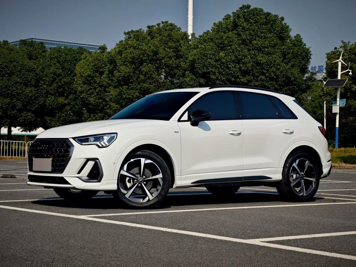 Audi Q3, 2025 г., белый, 16 000 км Audi 奥迪Q3, 2025 г., белый, 16 000 км