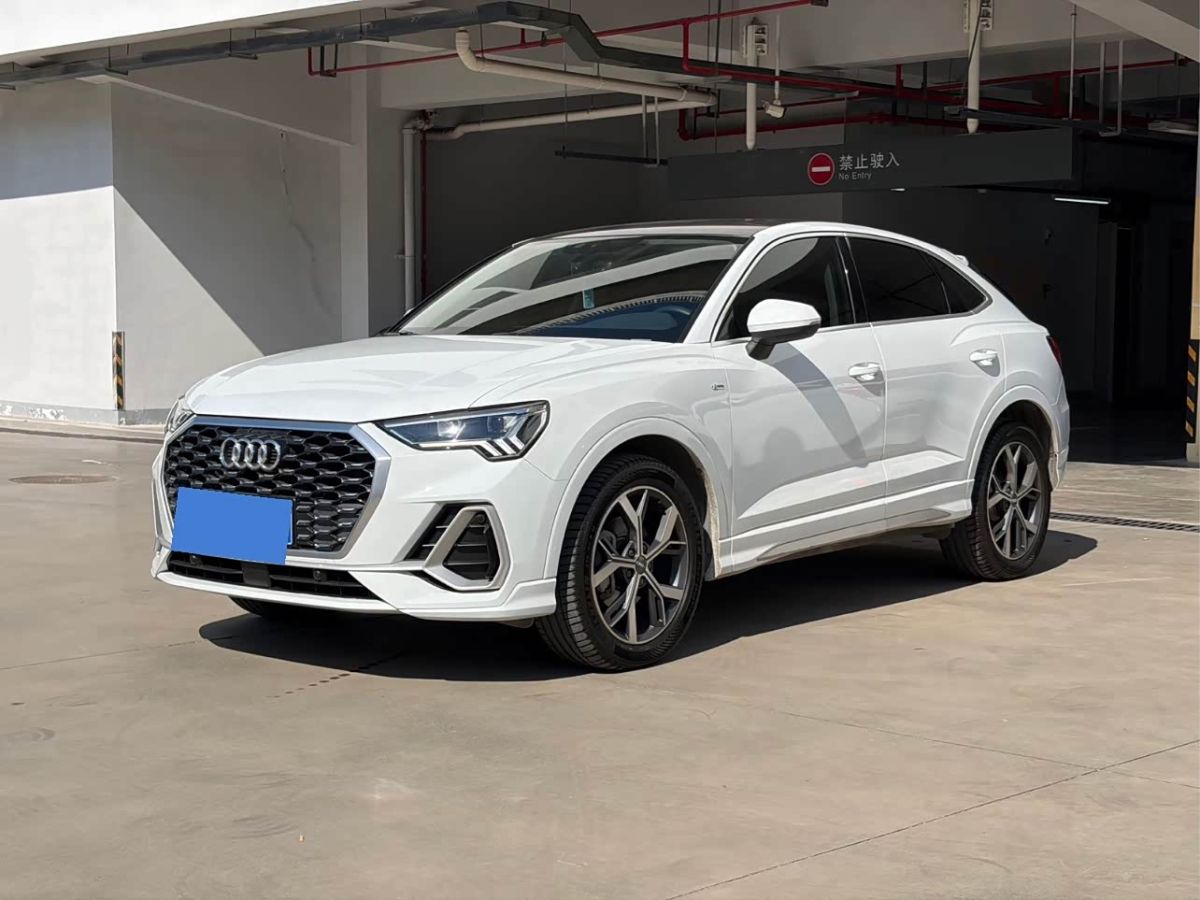 Audi Q3 Sportback, 2021 г., белый, 50 000 км Audi 奥迪Q3 Sportback, 2021 г., белый, 50 000 км