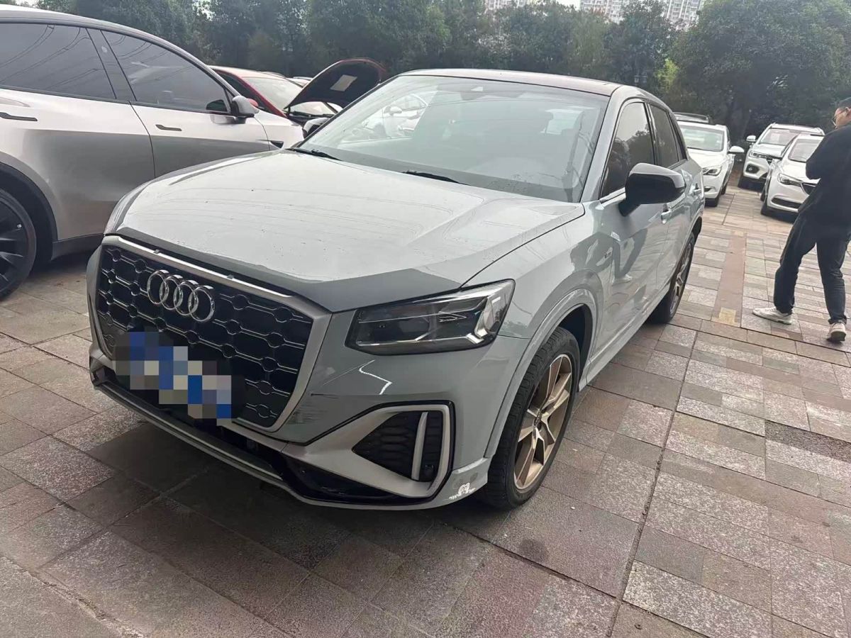 Audi 奥迪Q2L, 2023 г., серебристый / серый, 54 000 км