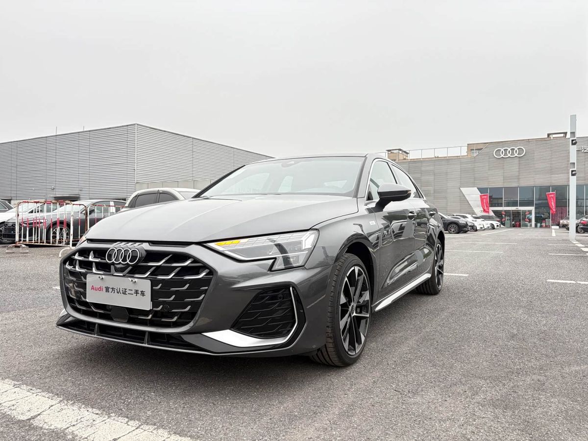 Audi A3, 2026 г., серебристый / серый, 200 км