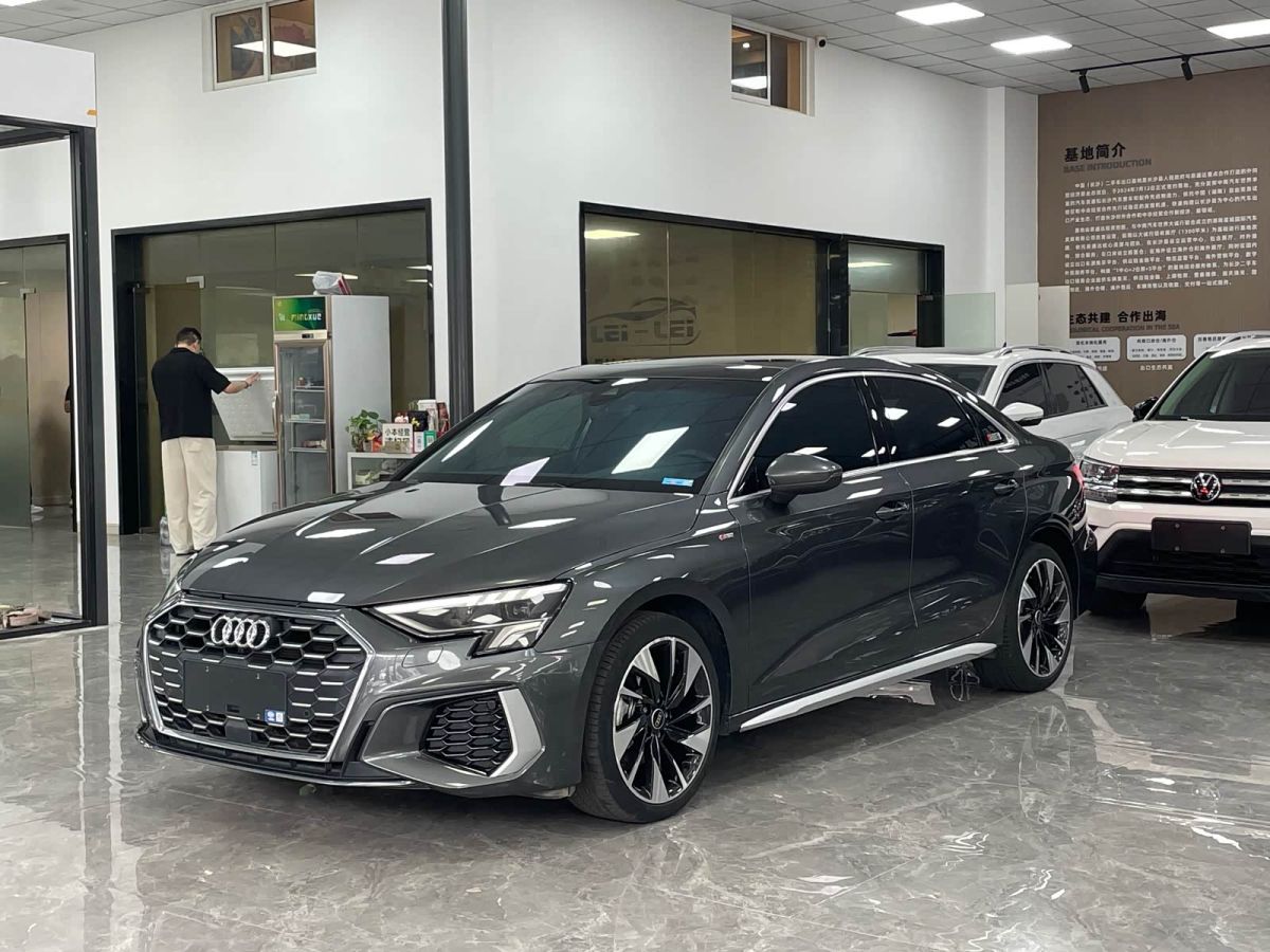 Audi A3, 2023 г., серебристый / серый, 50 000 км Audi A3, 2023 г., серебристый / серый, 50 000 км