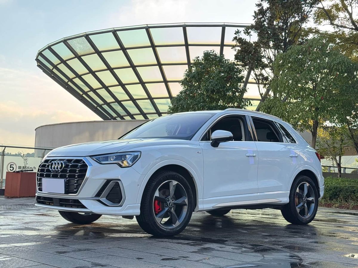 Audi Q3, 2021 г., белый, 69 000 км Audi 奥迪Q3, 2021 г., белый, 69 000 км