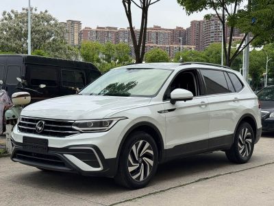 Volkswagen Tiguan L, 2022 г., шампань / коричневый, 44 000 км Volkswagen Tiguan L 2023 330TSI автомат одна ведущая ось Комфорт версия