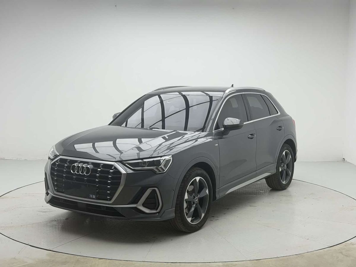 Audi Q3, 2023 г., серебристый / серый, 34 000 км Audi 奥迪Q3, 2023 г., серебристый / серый, 34 000 км