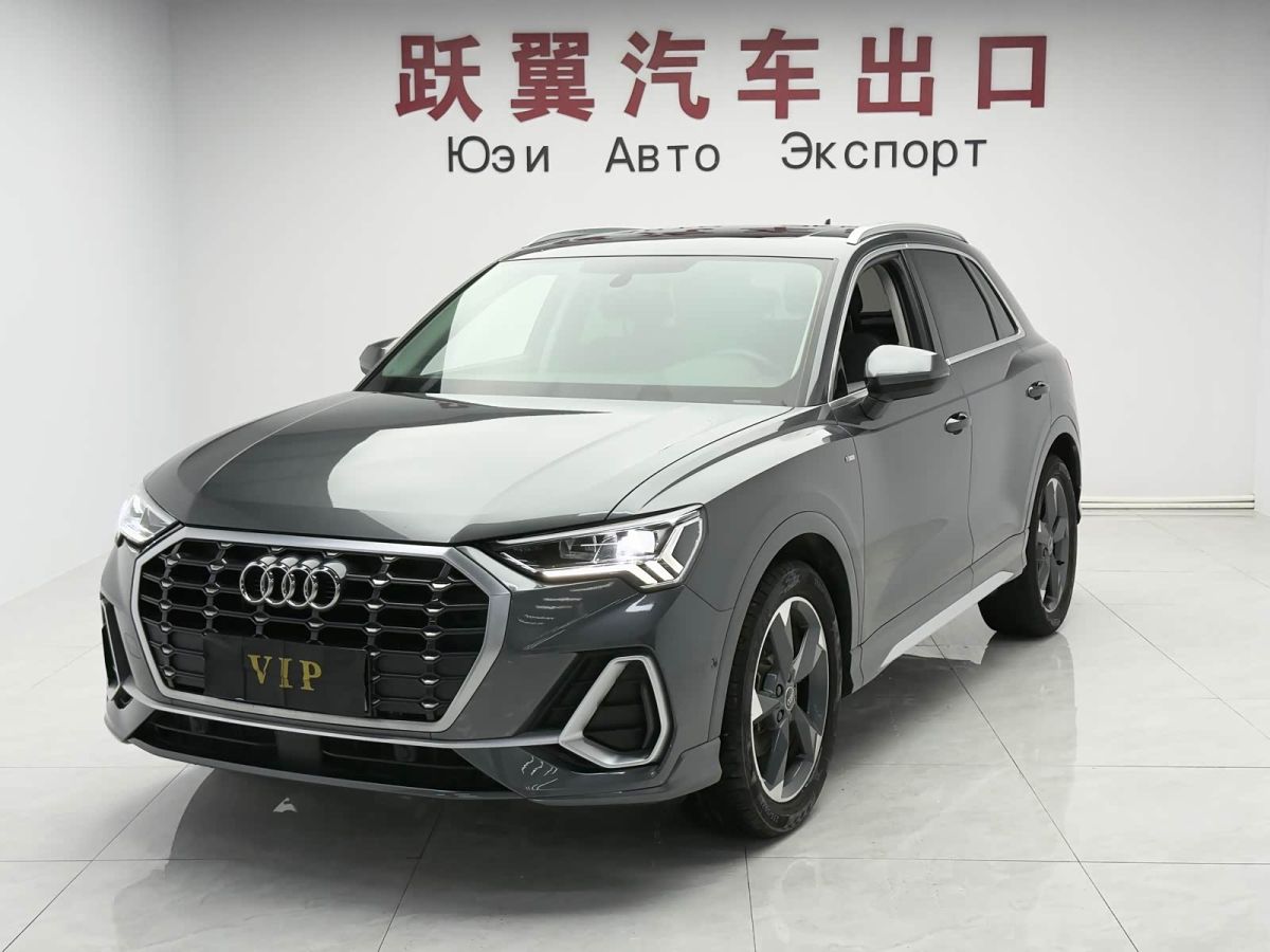 Audi Q3, 2023 г., серебристый / серый, 33 000 км Audi 奥迪Q3, 2023 г., серебристый / серый, 33 000 км