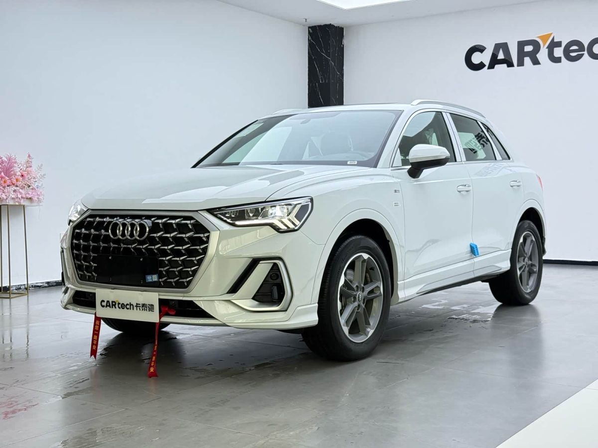 Audi Q3, 2024 г., белый, 20 км Audi 奥迪Q3, 2024 г., белый, 20 км
