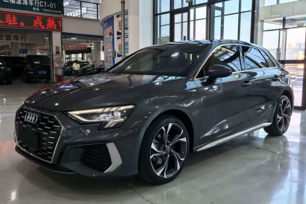 Skoda 柯米克, 2024 г., белый, 10 400 км Audi A3, 2022 г., серебристый / серый, 60 000 км
