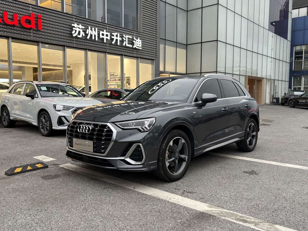 Audi Q3, 2021 г., серебристый / серый, 64 000 км Audi 奥迪Q3, 2021 г., серебристый / серый, 64 000 км