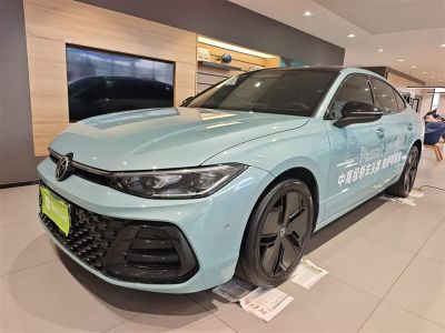 Volkswagen Passat, 2023 г., чёрный, 43 000 км Volkswagen Passat 2025 Pro 380TSI исполнение «Звёздное небо» Лунцзунь версия