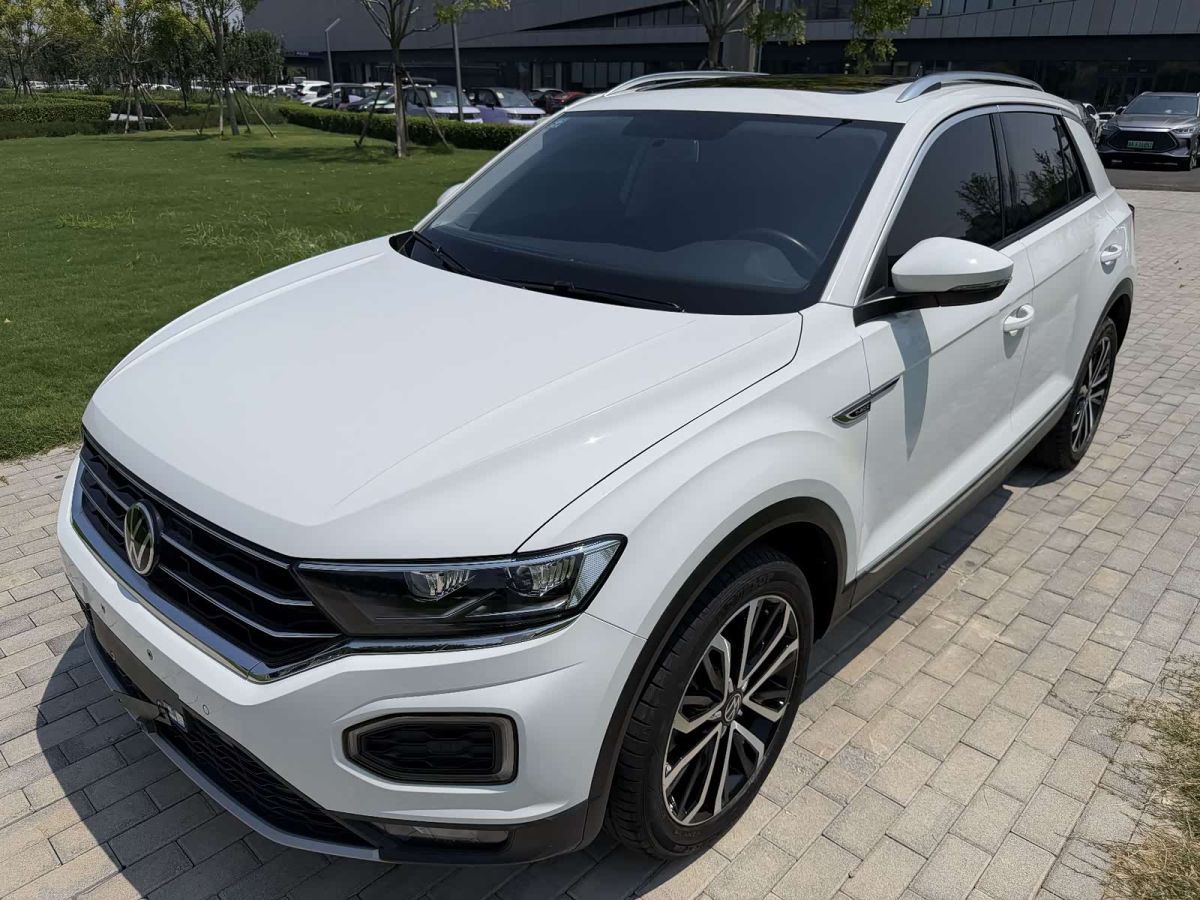Volkswagen T-Roc, 2022 г., белый, 14 000 км Volkswagen T-Roc 2022 280TSI DSG одна ведущая ось Комфорт PLUS