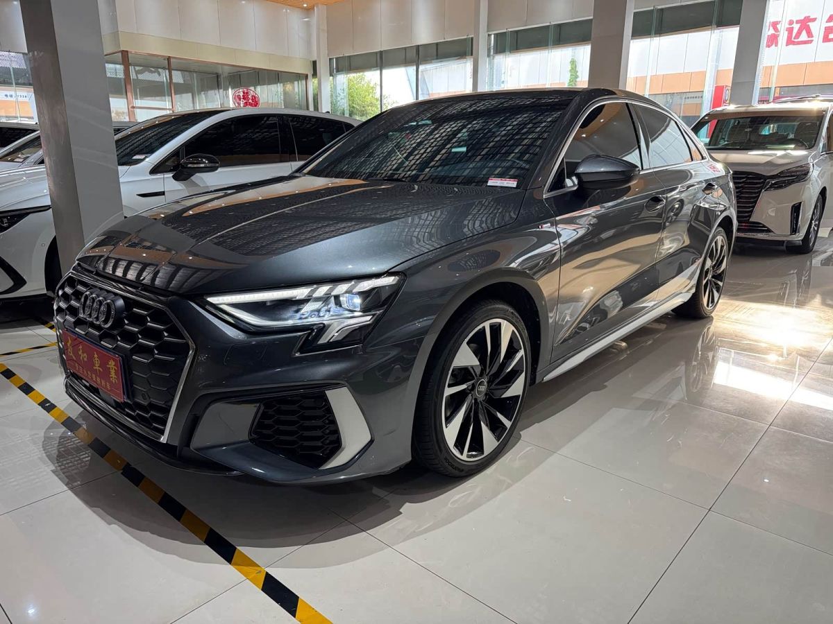 Audi A3, 2024 г., серебристый / серый, 25 000 км Audi A3, 2024 г., серебристый / серый, 25 000 км