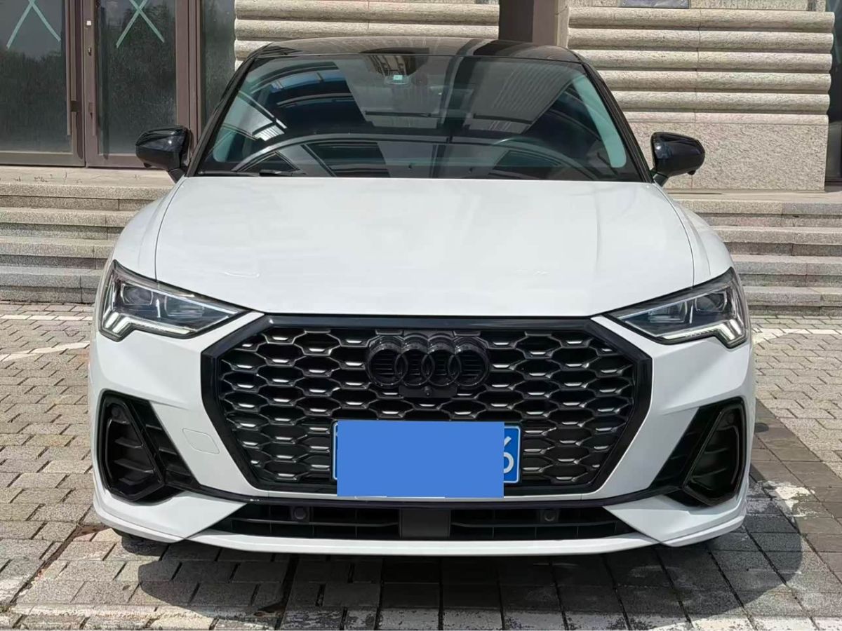 Audi Q3 Sportback, 2023 г., белый, 36 000 км Audi 奥迪Q3 Sportback, 2023 г., белый, 36 000 км