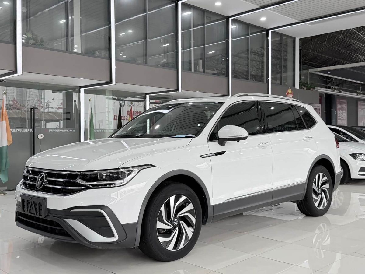 Volkswagen Tiguan L, 2023 г., белый, 31 000 км Volkswagen Tiguan L 2023 280TSI автомат одна ведущая ось ограниченная серия «Чаочуан»