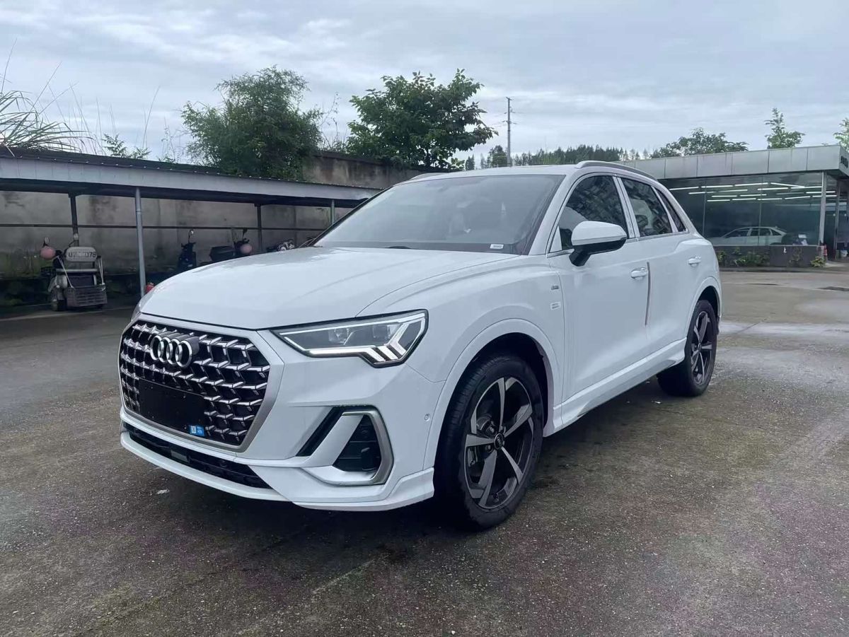 Audi Q3, 2025 г., белый, 200 км Audi 奥迪Q3, 2025 г., белый, 200 км
