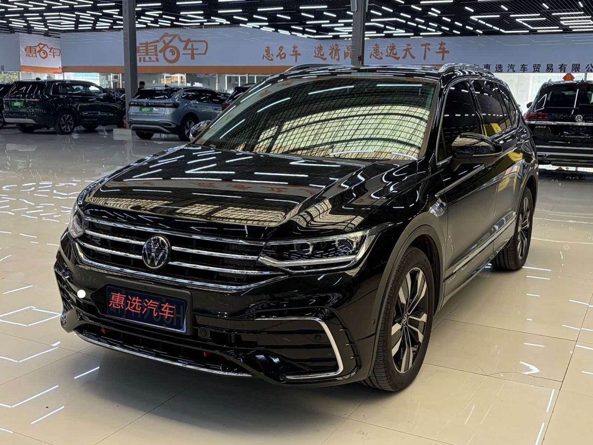 Volkswagen Tiguan L, 2024 г., чёрный, 11 900 км Volkswagen Tiguan L 2024 исполнение «Чучжун» 330TSI автомат одна ведущая ось R-Line Лунъяо версия