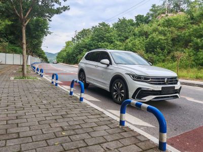 Volkswagen Tiguan L, 2024 г., белый, 28 900 км Volkswagen Tiguan L 2024 исполнение «Чучжун» 330TSI автомат одна ведущая ось R-Line Лунъяо версия