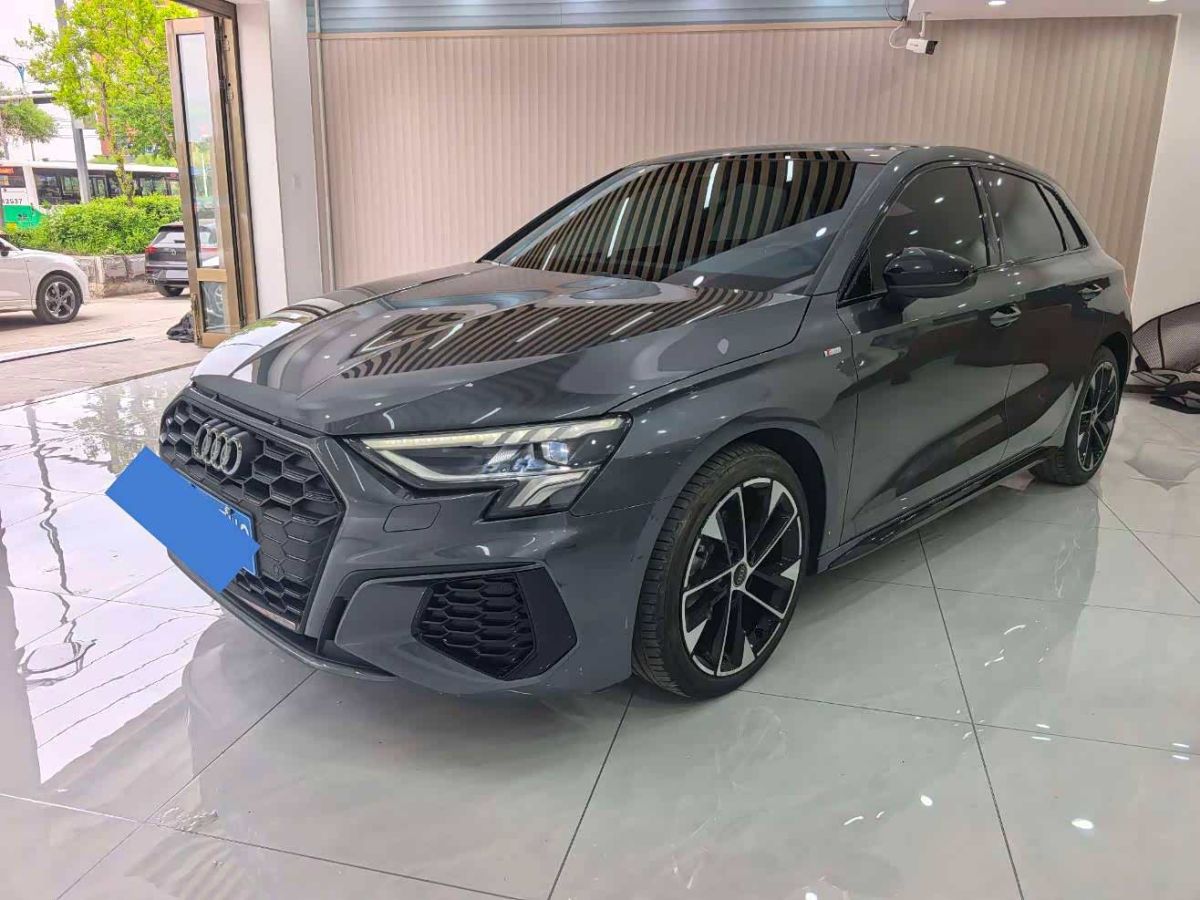 Audi A3, 2022 г., серебристый / серый, 15 000 км Audi A3, 2022 г., серебристый / серый, 15 000 км