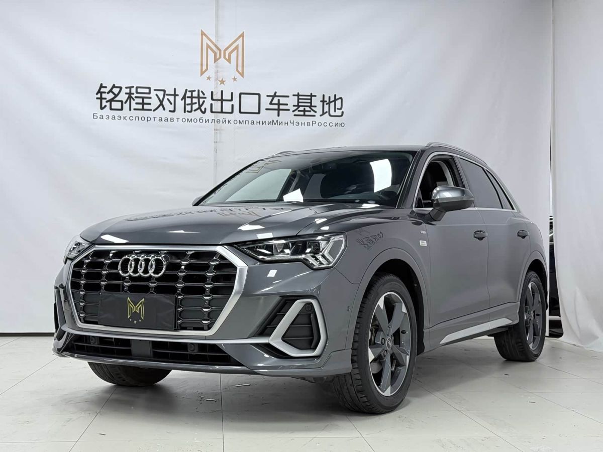 Audi Q3, 2022 г., серебристый / серый, 44 000 км Audi 奥迪Q3, 2022 г., серебристый / серый, 44 000 км