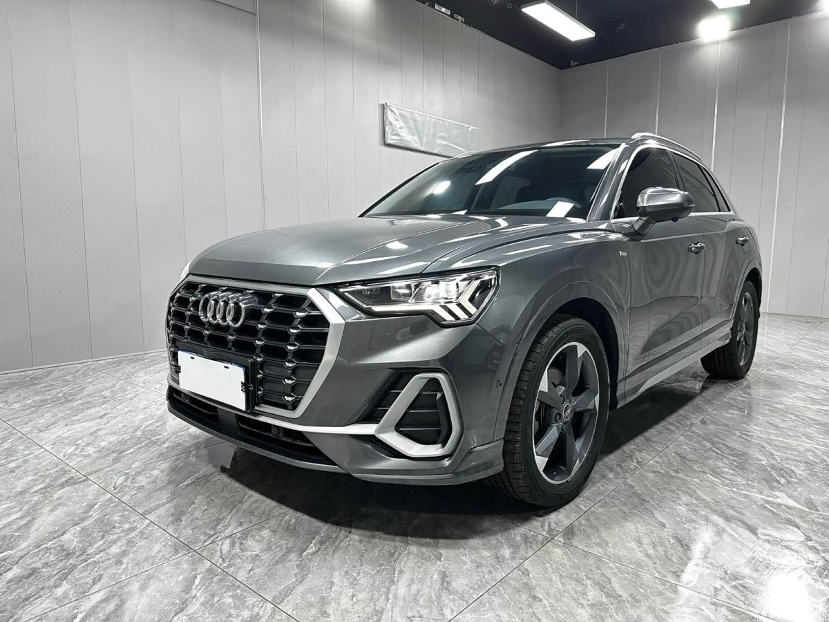 Audi Q3, 2022 г., серебристый / серый, 18 000 км Audi 奥迪Q3, 2022 г., серебристый / серый, 18 000 км