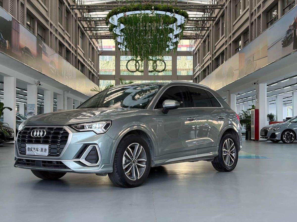 Audi Q3, 2023 г., серебристый / серый, 37 000 км Audi 奥迪Q3, 2023 г., серебристый / серый, 37 000 км