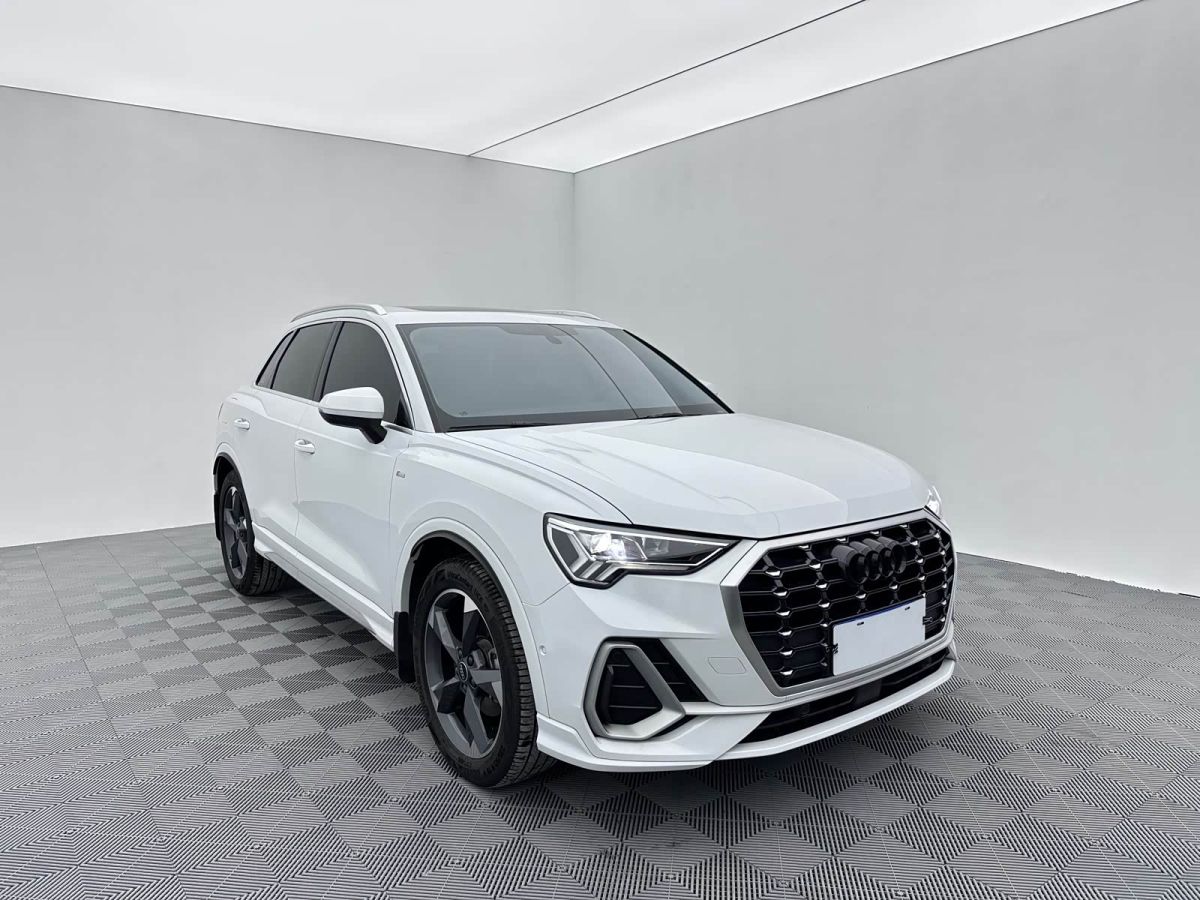 Audi Q3, 2023 г., белый, 30 000 км Audi 奥迪Q3, 2023 г., белый, 30 000 км