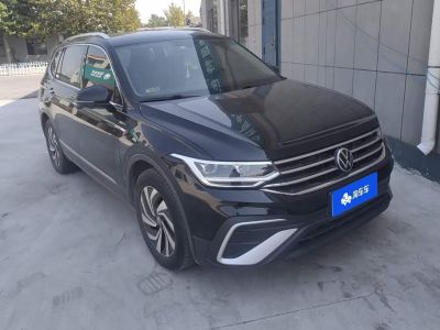 Volkswagen Tiguan L, 2022 г., чёрный, 40 000 км Volkswagen Tiguan L 2022 330TSI автомат одна ведущая ось комплектация «Умный комфорт»