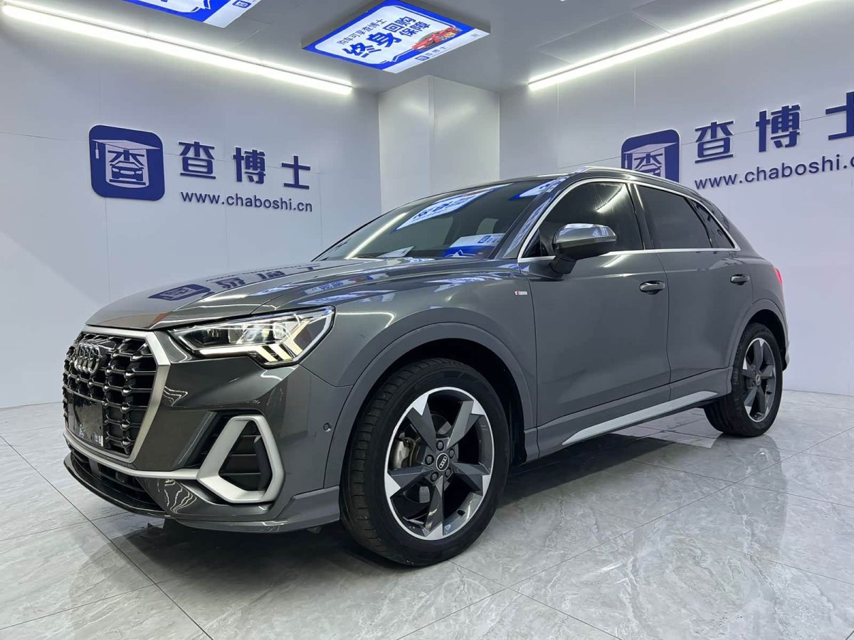 Audi Q3, 2023 г., серебристый / серый, 36 500 км Audi 奥迪Q3, 2023 г., серебристый / серый, 36 500 км