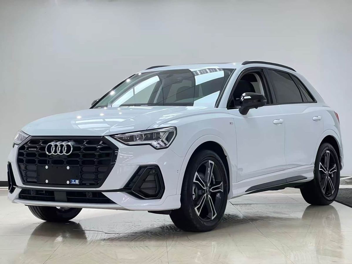 Audi Q3, 2022 г., белый, 28 000 км Audi 奥迪Q3, 2022 г., белый, 28 000 км