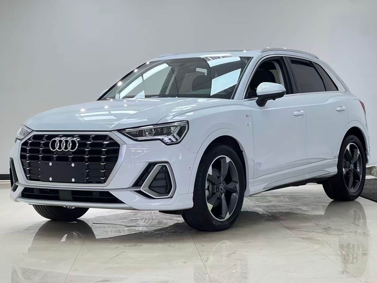 Audi Q3, 2022 г., белый, 28 000 км Audi 奥迪Q3, 2022 г., белый, 28 000 км