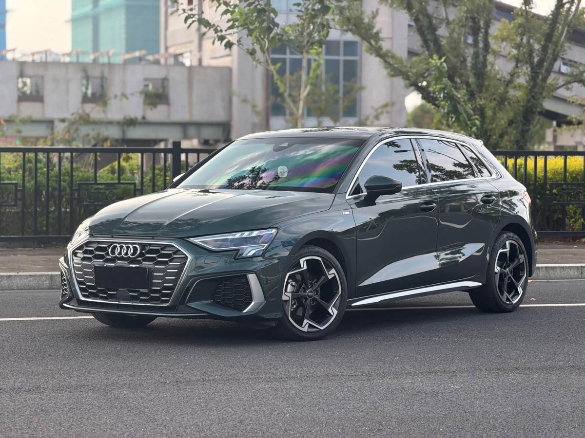 Audi A3, 2024 г., серебристый / серый, 30 000 км Audi A3, 2024 г., серебристый / серый, 30 000 км