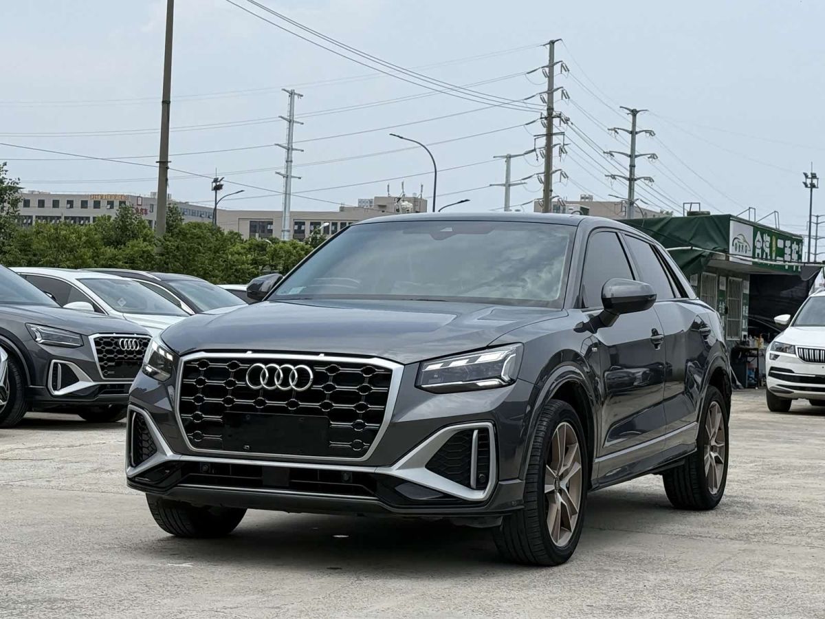 Audi Q2L, 2022 г., серебристый / серый, 33 000 км Audi 奥迪Q2L, 2022 г., серебристый / серый, 33 000 км