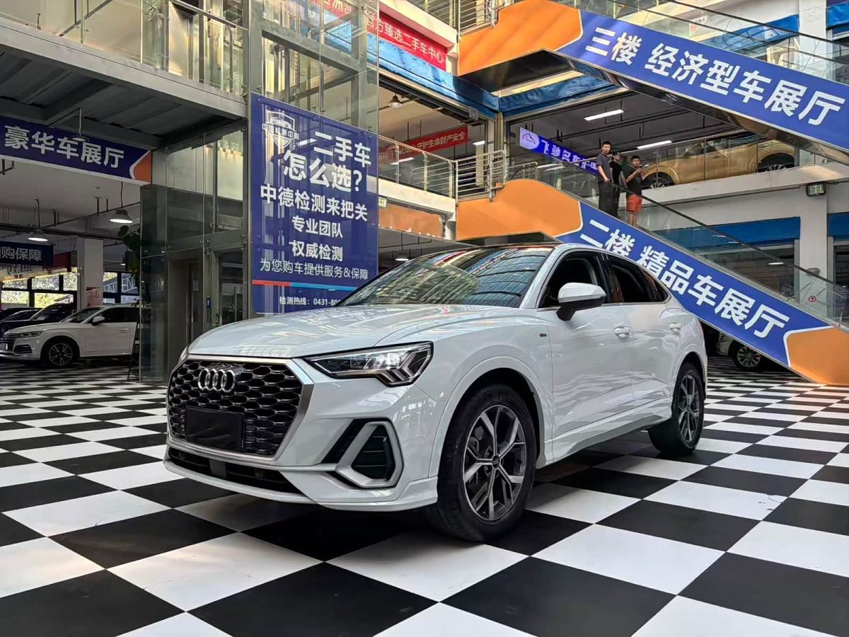 Audi Q3 Sportback, 2021 г., белый, 43 000 км Audi 奥迪Q3 Sportback, 2021 г., белый, 43 000 км