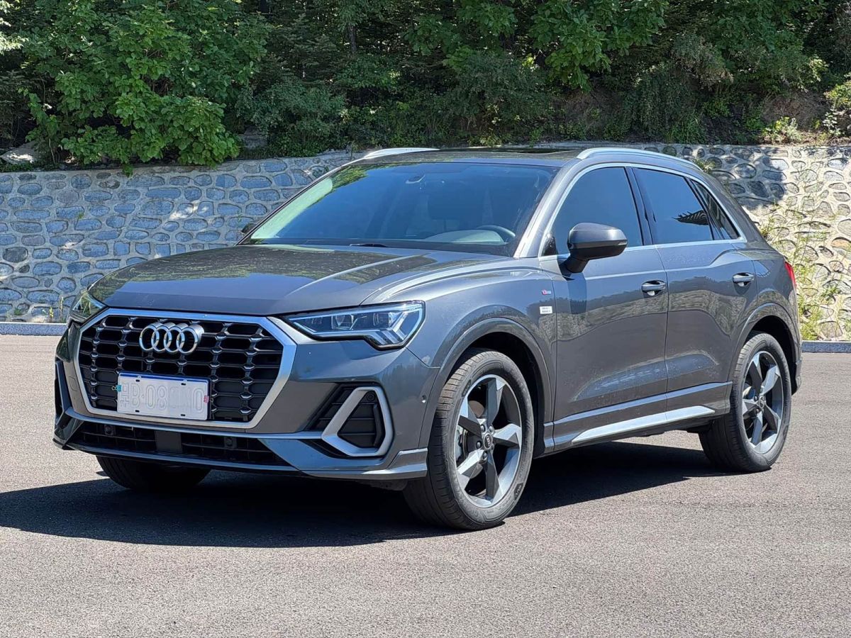 Audi 奥迪Q3, 2022 г., серебристый / серый, 27 000 км