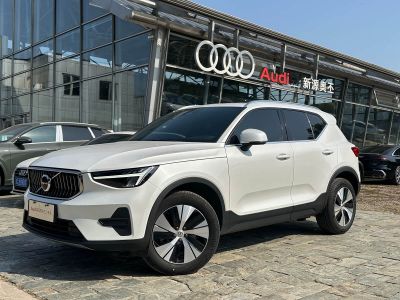 Volvo 沃尔沃XC40, 2022 г., синий, 71 100 км Volvo 沃尔沃XC40, 2023 г., белый, 20 000 км