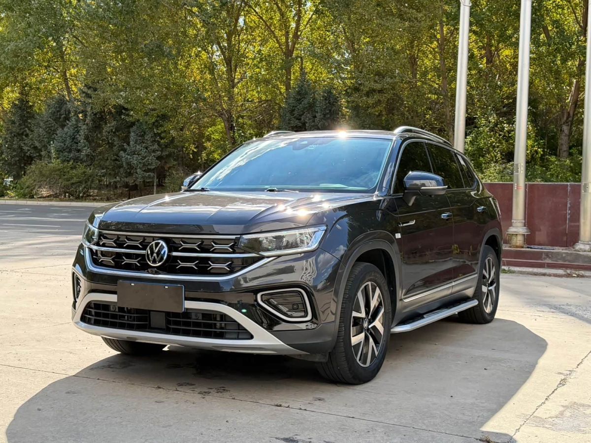 Volkswagen Tayron, 2022 г., чёрный, 38 000 км Volkswagen Tayron 2023 280TSI одна ведущая ось комплектация «Люкс Plus», исполнение «Цзиньцзе»