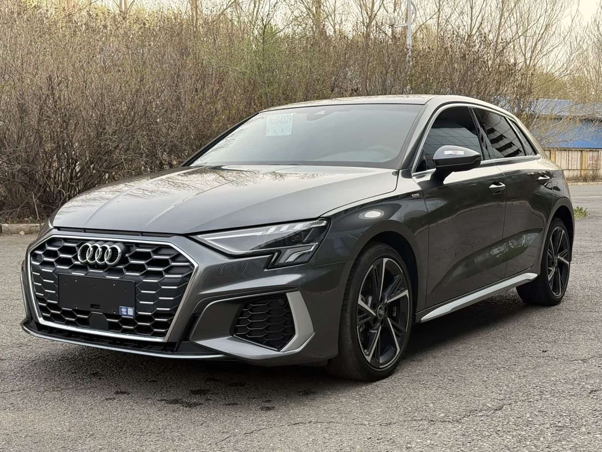 Audi A3, 2023 г., серебристый / серый, 52 000 км Audi A3, 2023 г., серебристый / серый, 52 000 км